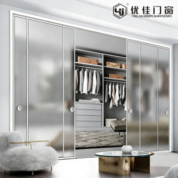 白い曇りガラスの引き戸