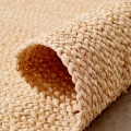 alfombra trenzada con rafia de fibra natural