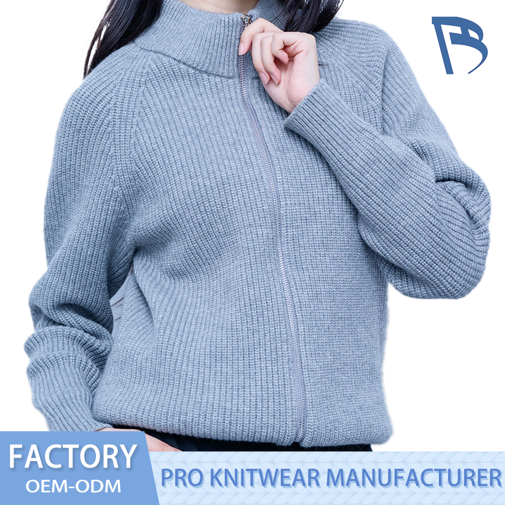 Wanita rajutan kelabu yang elegan untuk setiap hari