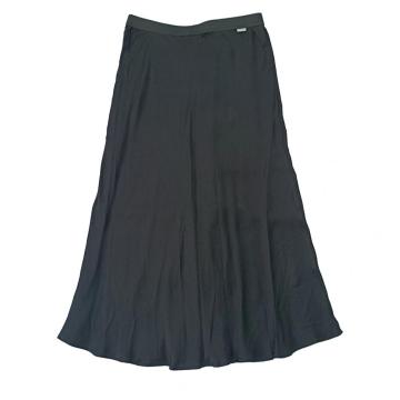 Tuan -tuan dilapisi skirt hitam