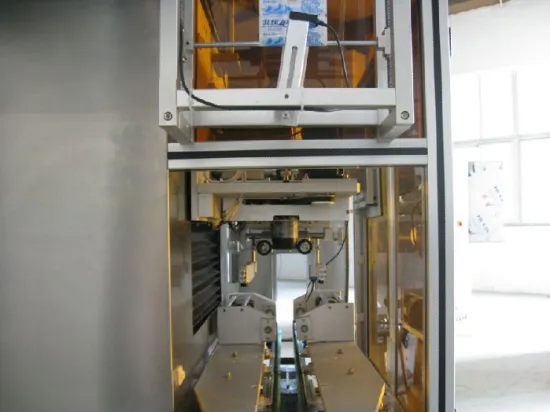 Automatic shrink sleeve labeling machine for bottles