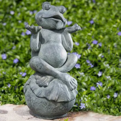 With mother's love as the theme of the frog sculpture on a fishing trip