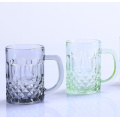 Vasos de vidrio de agua de colores con asa