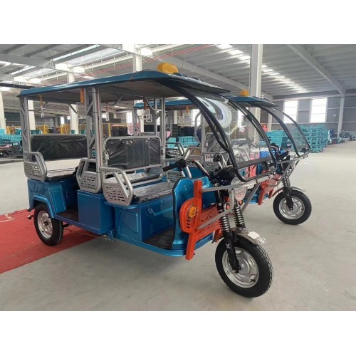 Полузакрытый электрический трехколесный велосипед с лобовым стеклом и крышей.