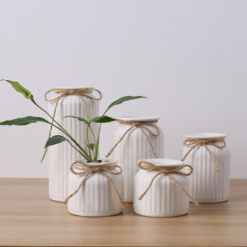 Moderne weiße Porzellangetrocknete Blumenanordnung Vase