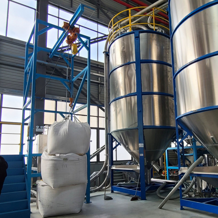 Trạm dỡ hàng nguyên liệu nhựa