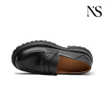 Mocasines Penny de piel negra con suela gruesa