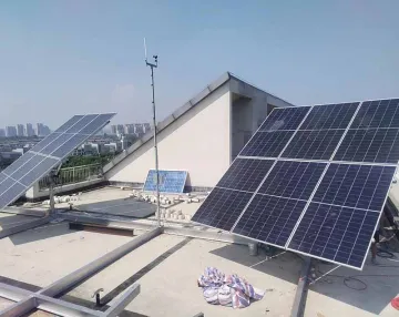 Solar automatic chasing light system