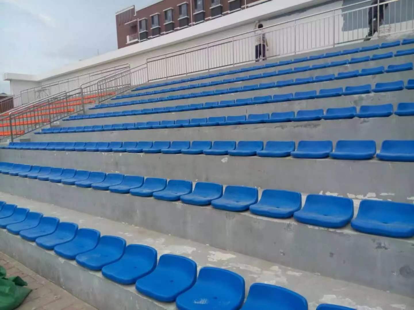 Low backrest seat for stadium