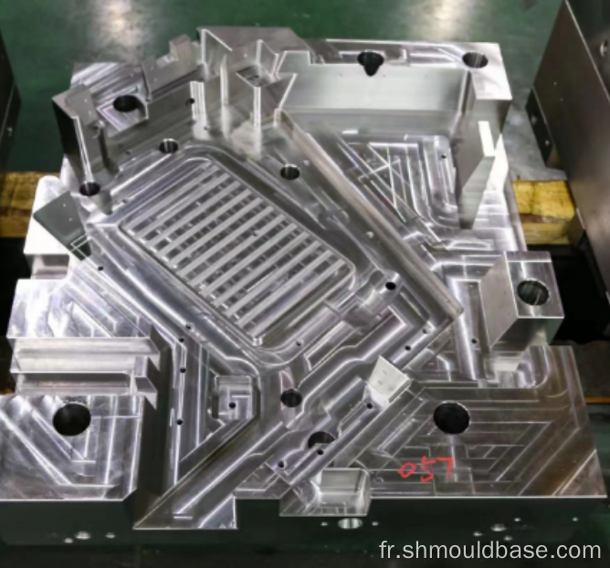 Traitement et fabrication de la base de moisissures automobiles