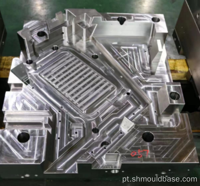 Processamento e fabricação da base de moldes automotivos