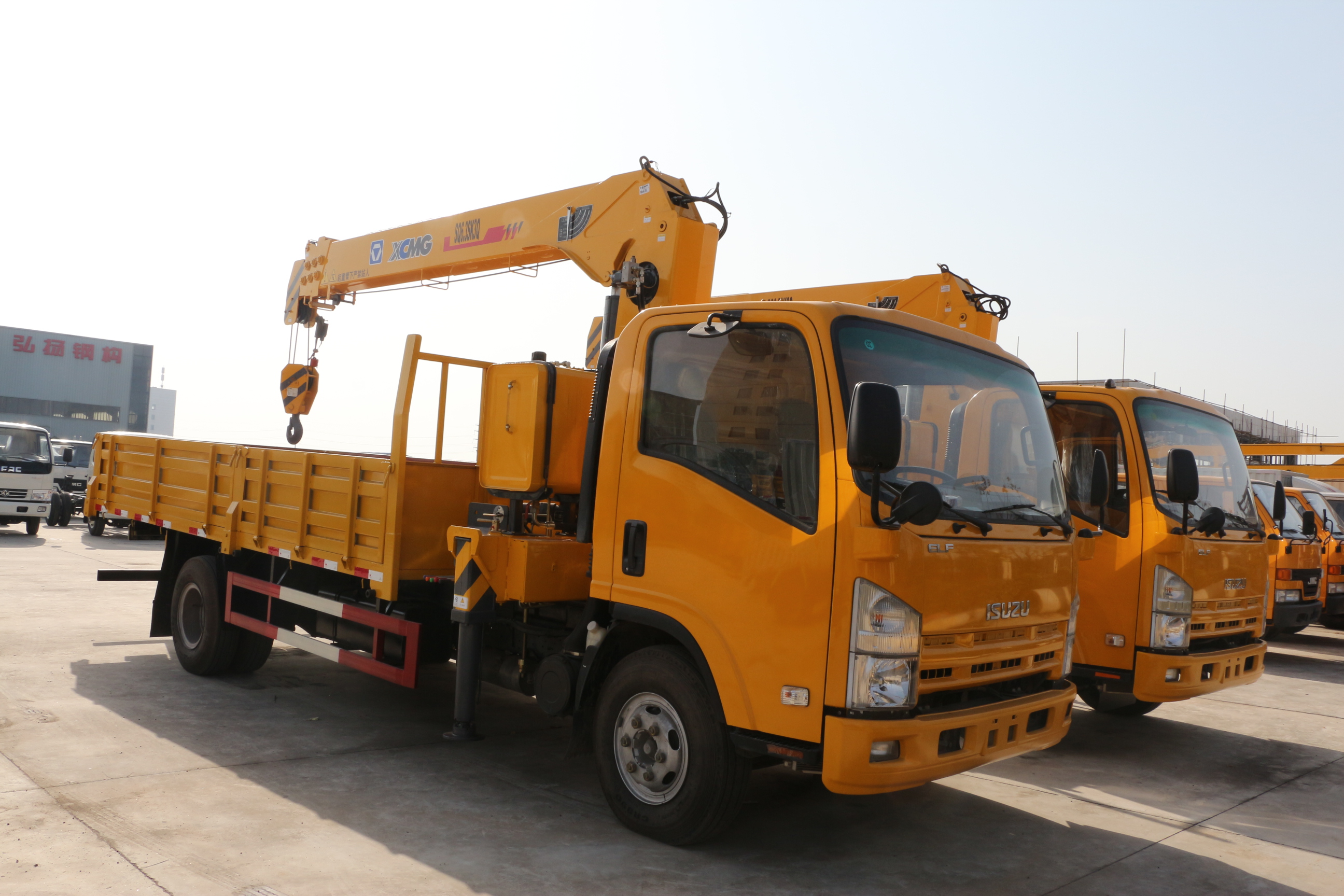 ISUZU euro 5 lifting truck mounted 8T crane