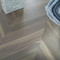 Plancher de bois franc d&#39;ingénierie noyer chevron gris