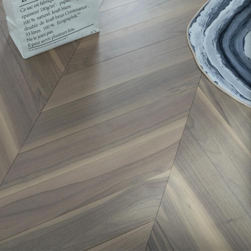 Lantai parket chevron walnut warna krim hangat