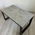 Graue minimalistische Metallrahmenbeton Couchtisch
