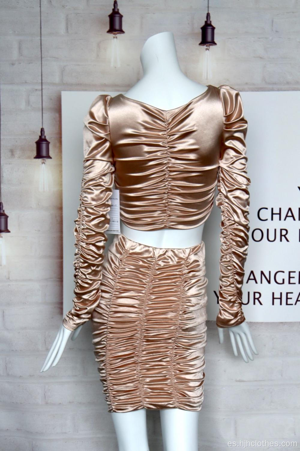 Traje dorado satinado para mujer