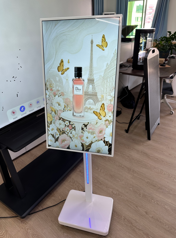 טוטם דיגיטלי פנימי סיבובי אלגנטי עבור לובי מלונות יוקרה ומרכזי כנסים יוקרתיים