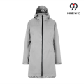 Parka de chuva com capuz impermeável e totalmente gravada de comprimento médio