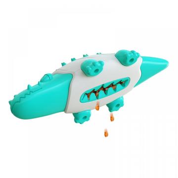 Cão moendo brinquedos crocodilo