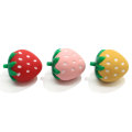 Fragola Kawaii all&#39;ingrosso con ciondoli in resina con foro da 3 mm Decorazione in miniatura di frutta 3D Decorazione artistica fai-da-te Ornamento per cravatte per capelli per bambini