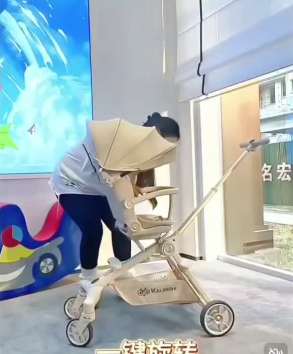 Foldable and storable baby stroller