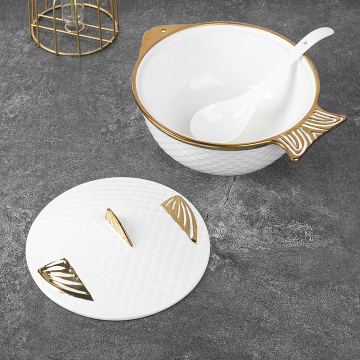 Pentola di zuppa in ceramica di lusso con design a forma di pesce e decorazione in rilievo