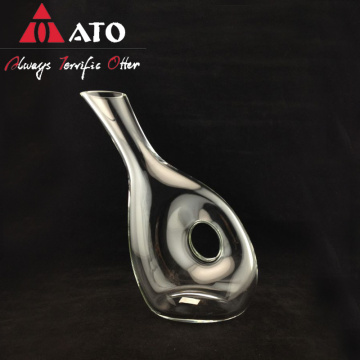 Decanter con vino in vetro trasparente a mano libera a mano