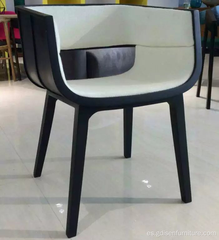 Heno una silla de comedor para uso de comedor