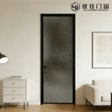 Распашная дверь серого цвета с решеткой