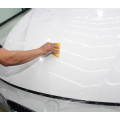 Cuidar un coche con película de protección de pintura.