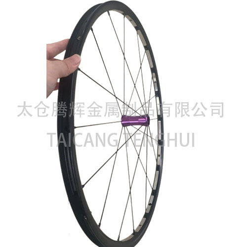 Roda traseira leve com aro de carbono