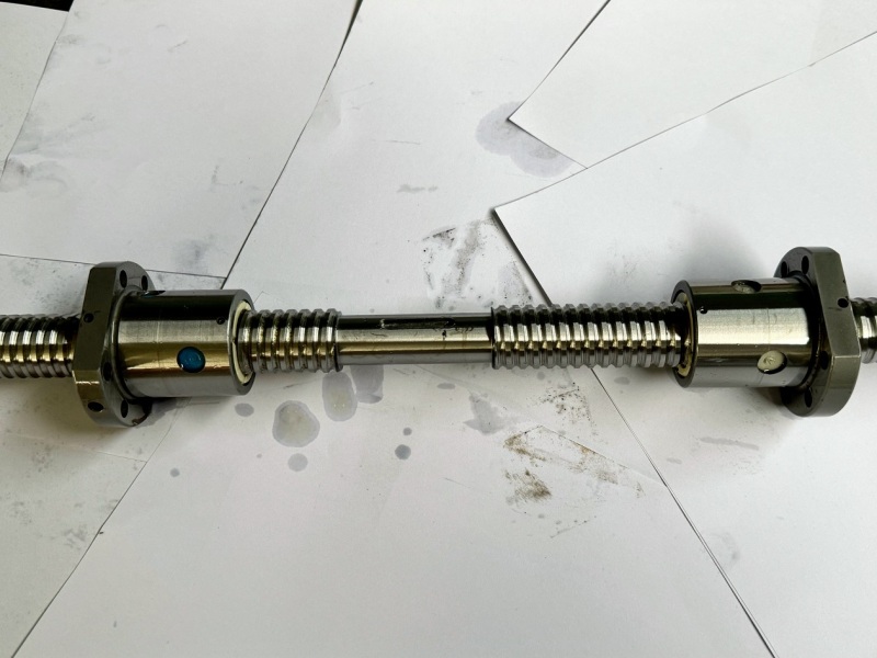 Left and right rotary integrated ball screw
