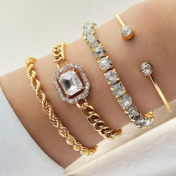 4pcs Punk Personality Gold Charm Bracciale set per le donne