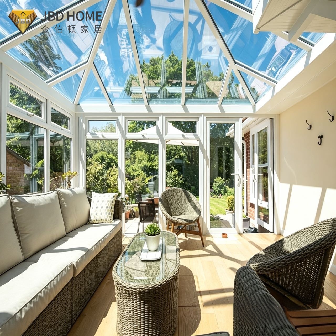 Luxuzko aluminiozko eguzki-gelako luzapena lorategi batean