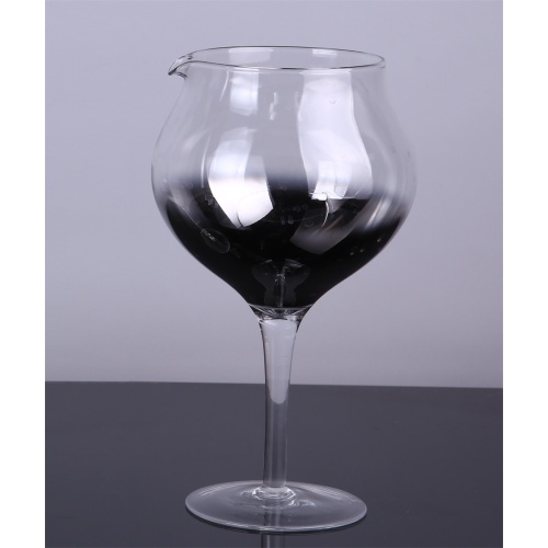 Grand gobelet en verre à vin avec motif différent