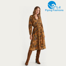 Un vestido estampado con cuello en V de color amarillo parduzco.