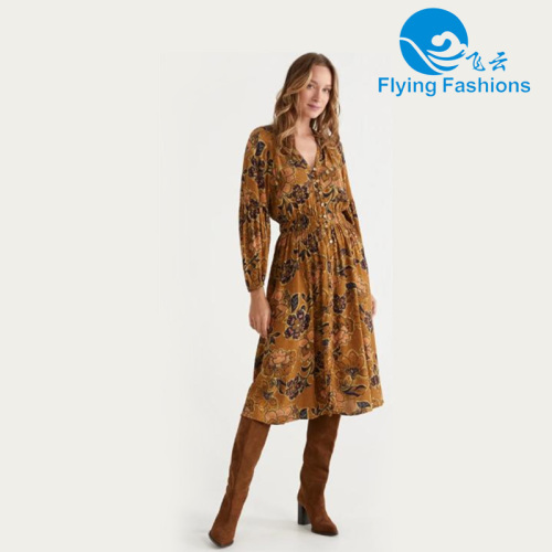 Un vestido estampado con cuello en V de color amarillo parduzco.