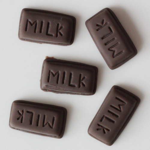 Nuovo design all&#39;ingrosso Kawaii cioccolato latte lettera charms cibo realistico giocattoli per bambini prodotti di melma