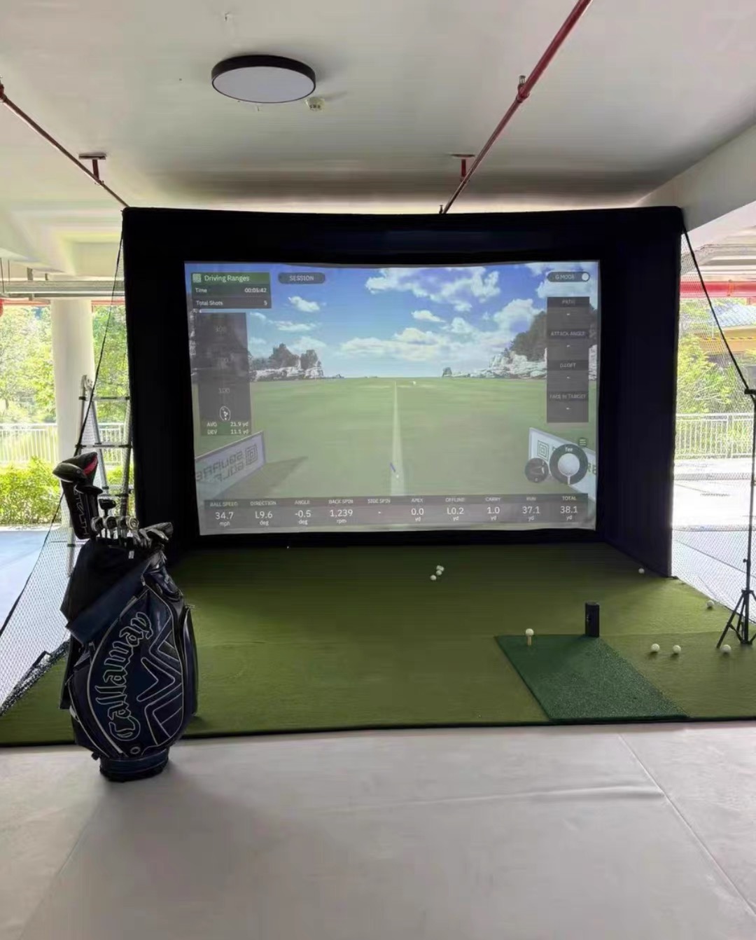 Golf simulator projection covering full screen