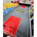 Hinterhof mit hochwertigen Basketballplatzgummi -Fliesen mit hochwertigem Basketballplatz