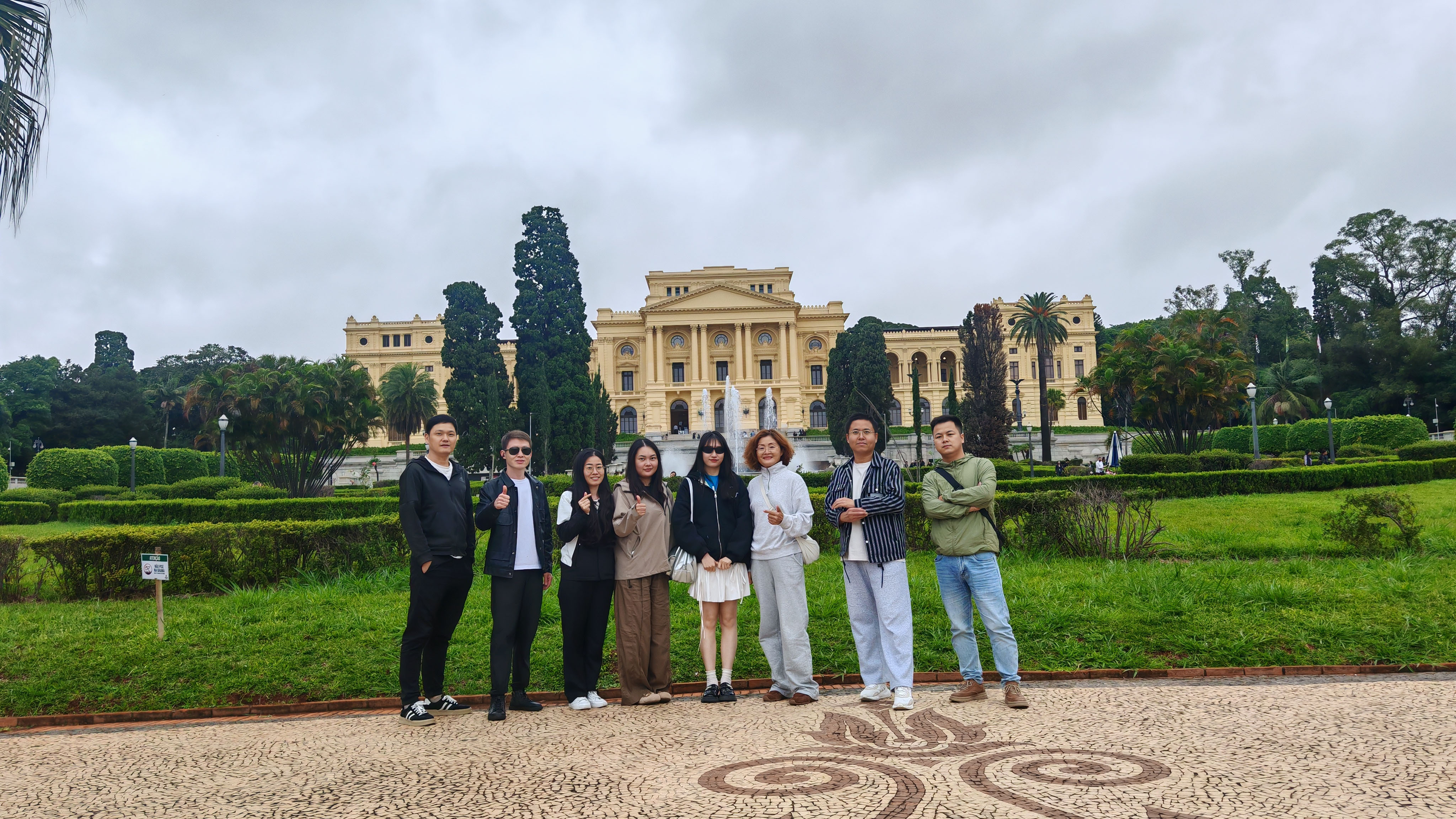 A group photo of the WeiJiaMei management team and the Brazilian translation team