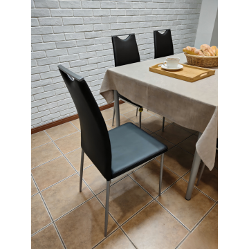 Стул из полиуретана с высокой спинкой и прочным металлическим каркасом серебристого цвета​