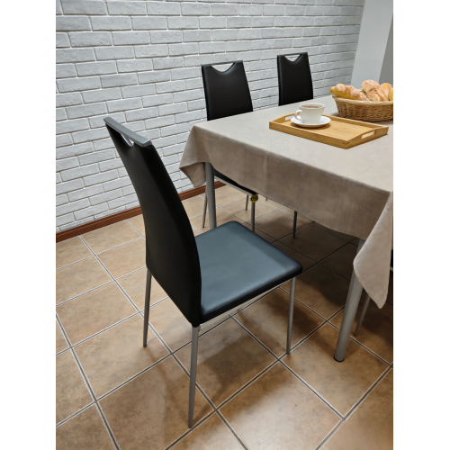 Стул из полиуретана с высокой спинкой и прочным металлическим каркасом серебристого цвета​