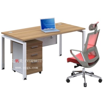 Moderne enkele kantoorbureau ingesteld met kast