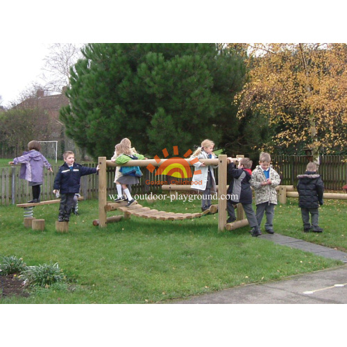 Schulhölzerne Spielplatzgeräte im Freien für Kinder