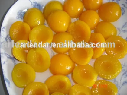Natural canned apricot
