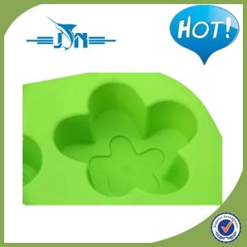Plastic removable cake pan
