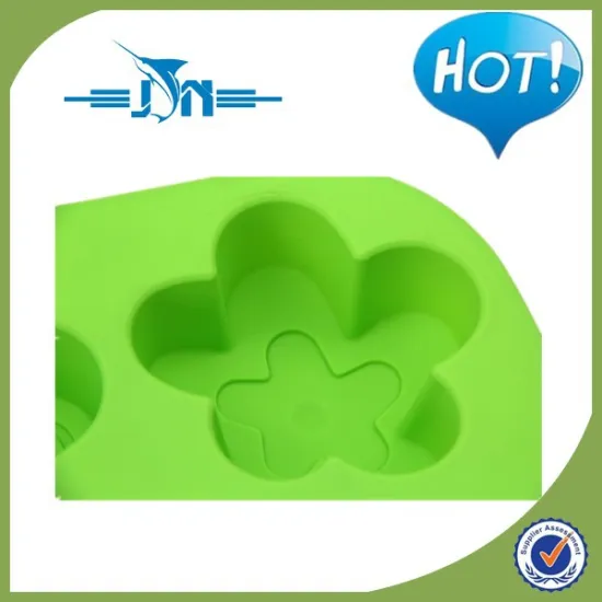 Plastic removable cake pan