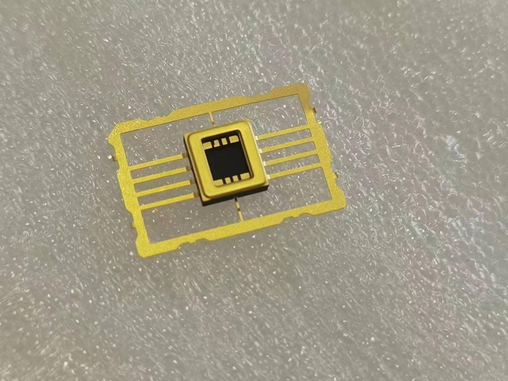 A high-reliability 8-pin CSOP for surface-mount applications