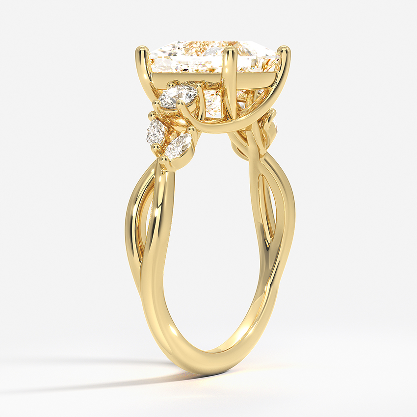 Side profile ng twisted vine 18K gold lab grown diamond engagement ring na nagpapakita ng basket setting